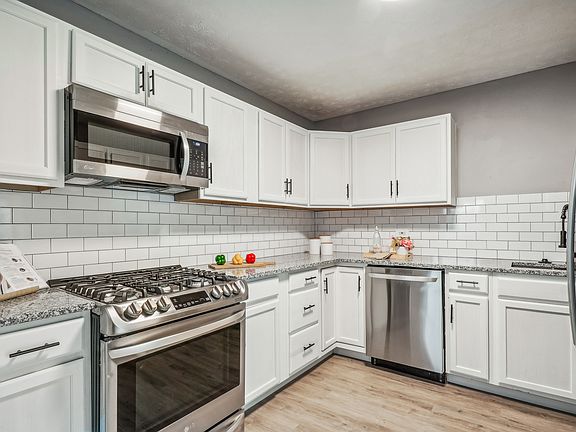 4th image of 1746 Eastfield Dr N