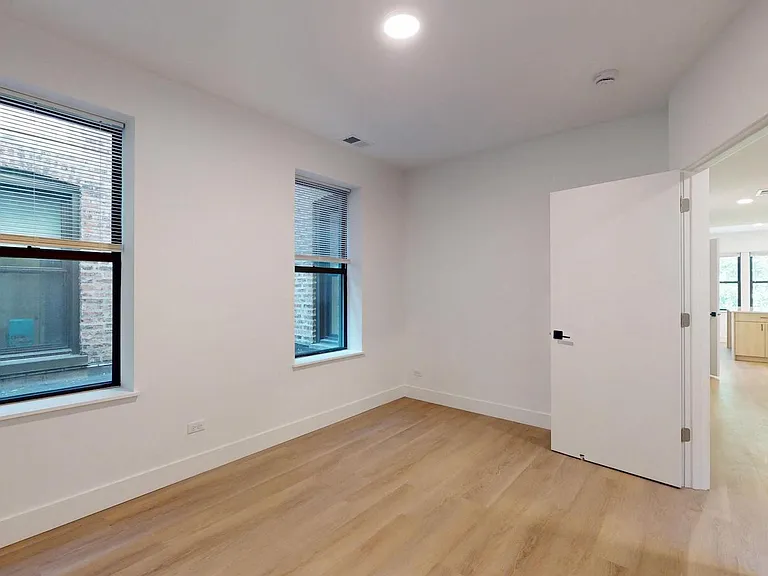 1323 E. 57th St — Photo 12