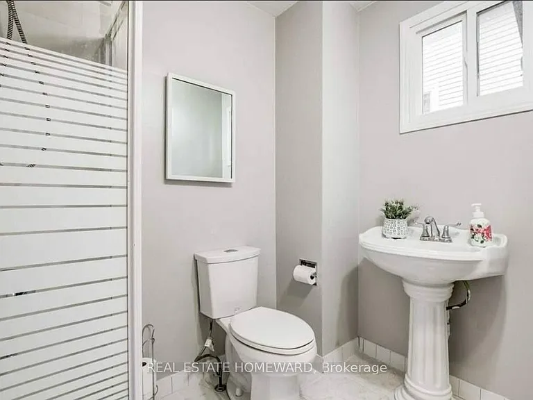2336 Malcolm Cres — Photo 20