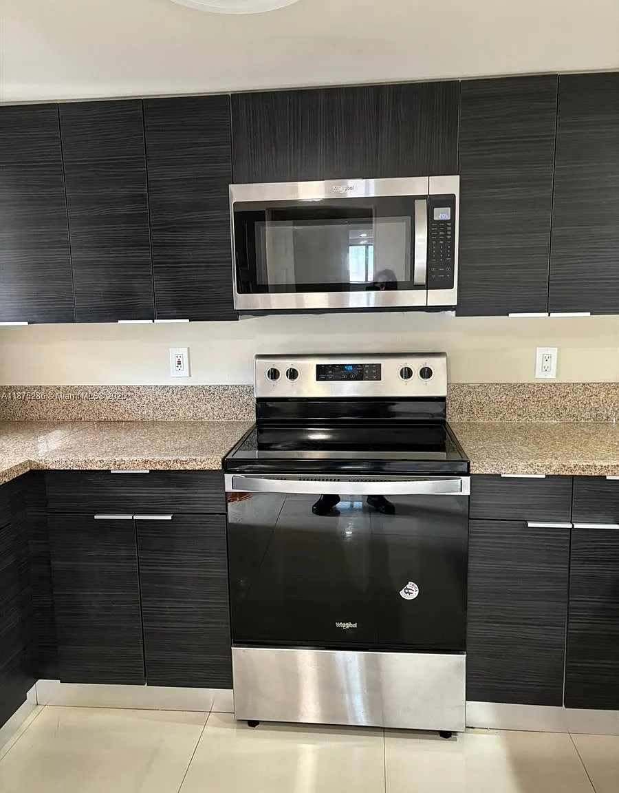 3 bed, 1012 sqft, $2,600 — Photo 2