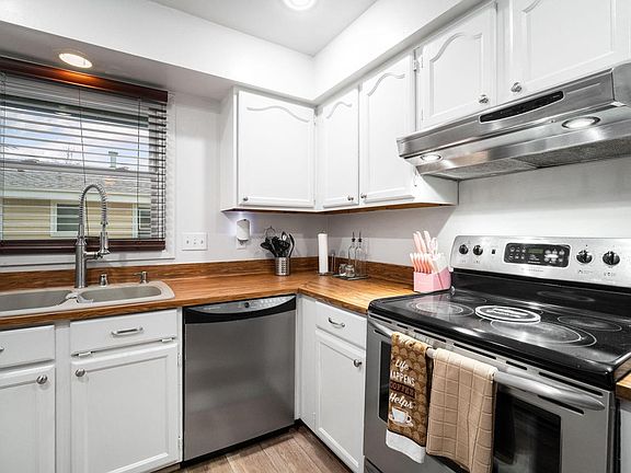 3rd image of 157 West Goldleaf AVENUE