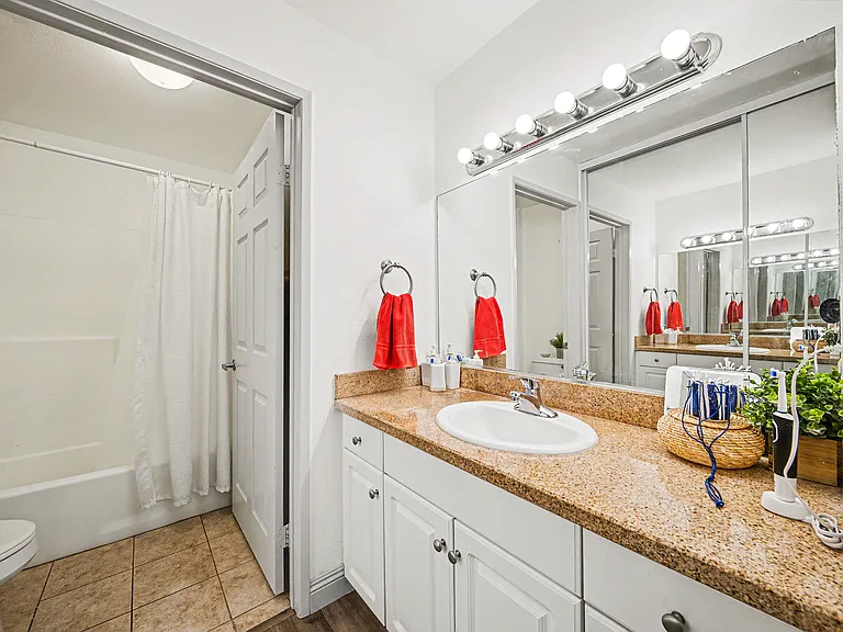5530 Owensmouth Ave #210 — Photo 13