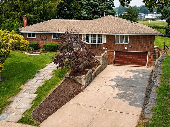3rd image of 7 Frandee Ln