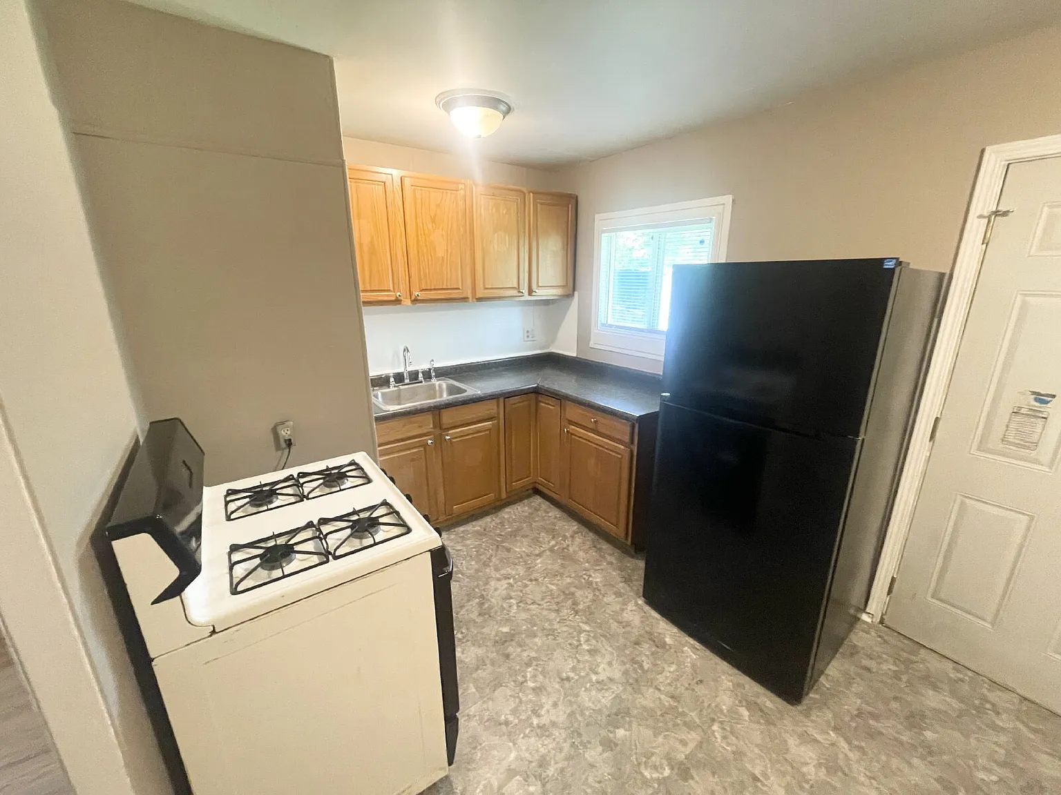 3 bed, $1,095 — Photo 3