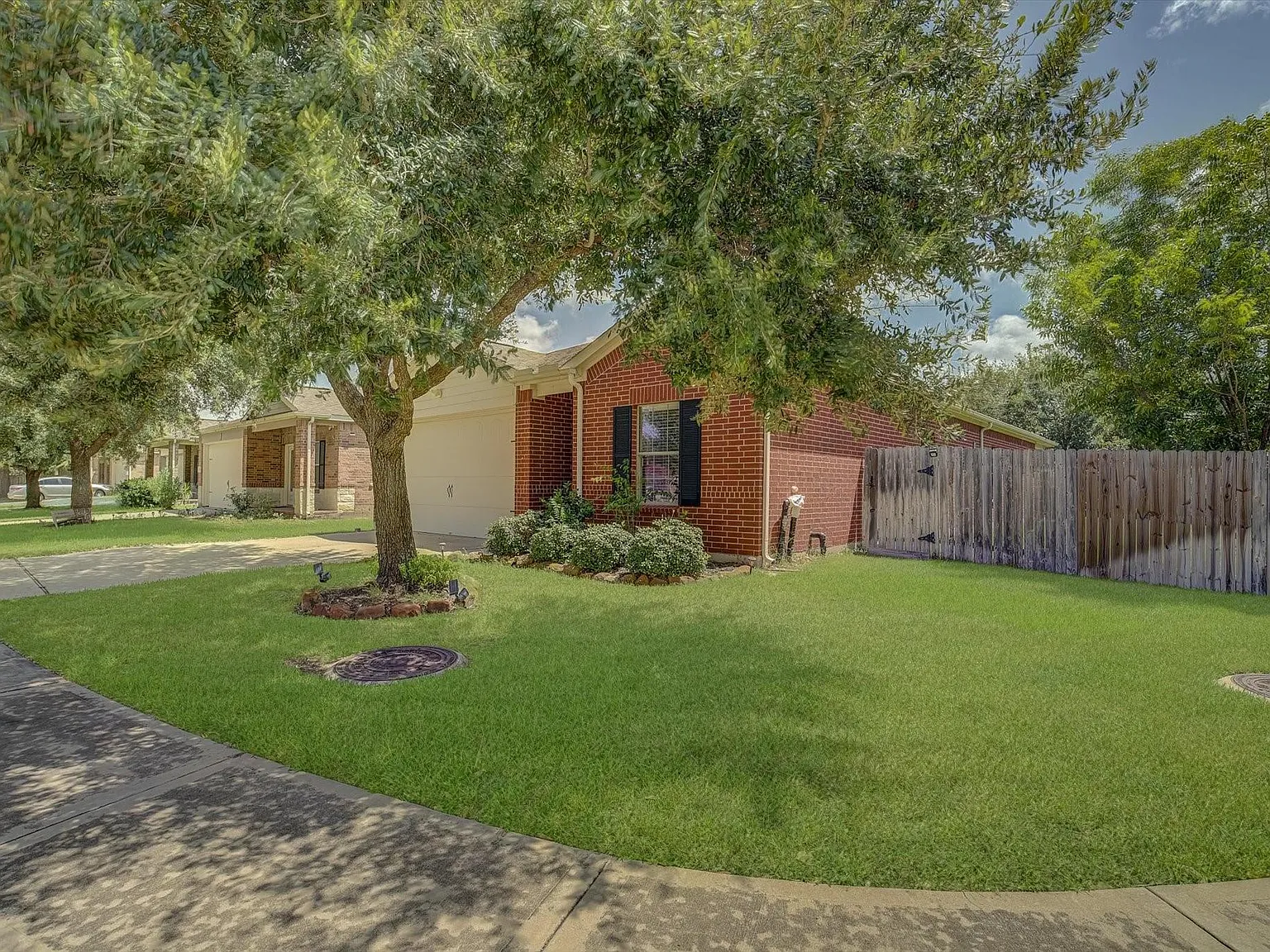3 bed, 4.0 bath, 1890 sqft, $2,350 — Photo 3