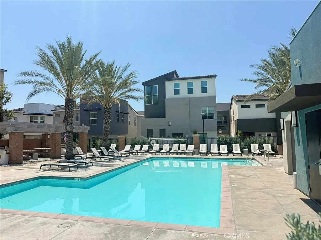 4 bed, 2.5 bath, 1932 sqft, $3,700 — Photo 3