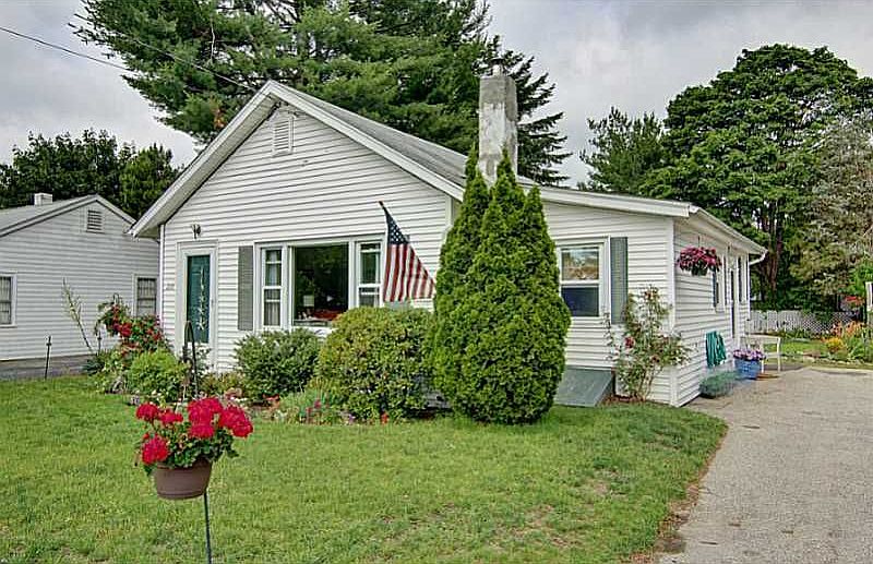 1st image of 220 Namquid Dr