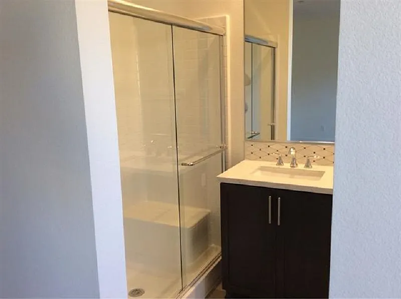 3 bed, 2.5 bath, 1420 sqft, $3,950 — Photo 4