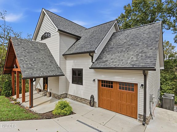 2nd image of 134 Fairway Cir