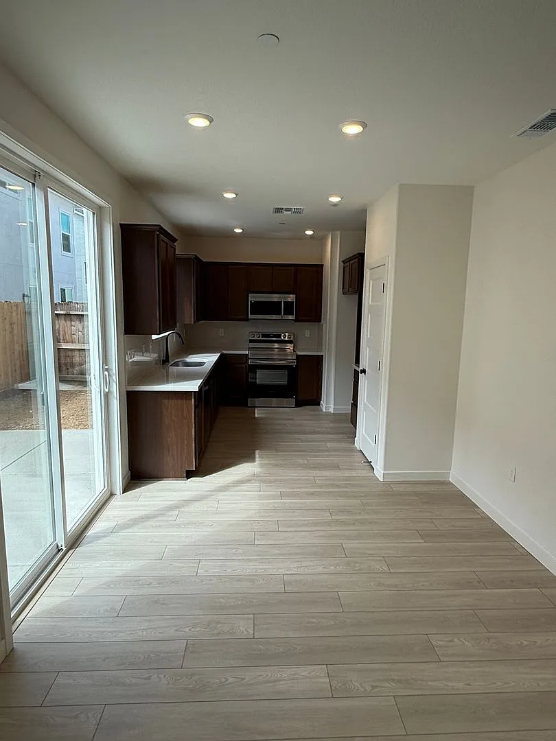 Brand New Westcott Station 4 Bedroom Home with Solar — Photo 4
