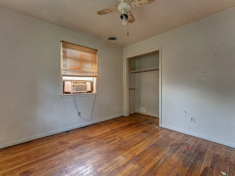 121 E Pecan St — Photo 22