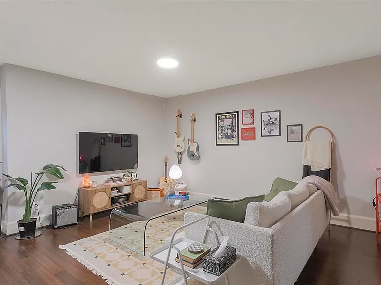 518 E 16th St — Photo 3