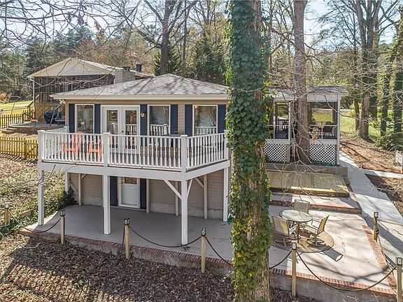 3rd image of 1012 Pinelake Dr