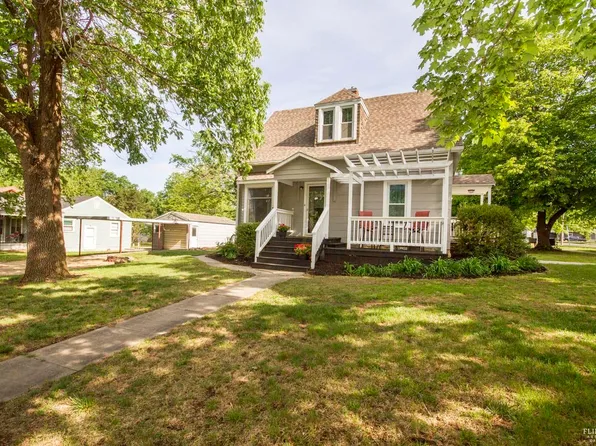 1605 7th St, Clay Center, KS 67432