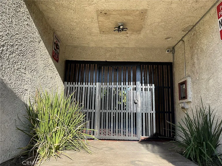 8800 Cedros Ave #111 — Photo 21