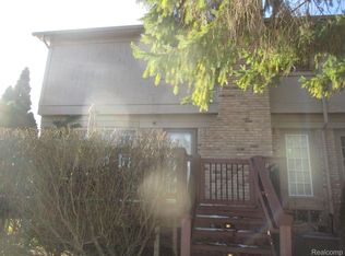 31452 Hunters Circle Dr, Farmington, MI 48334
