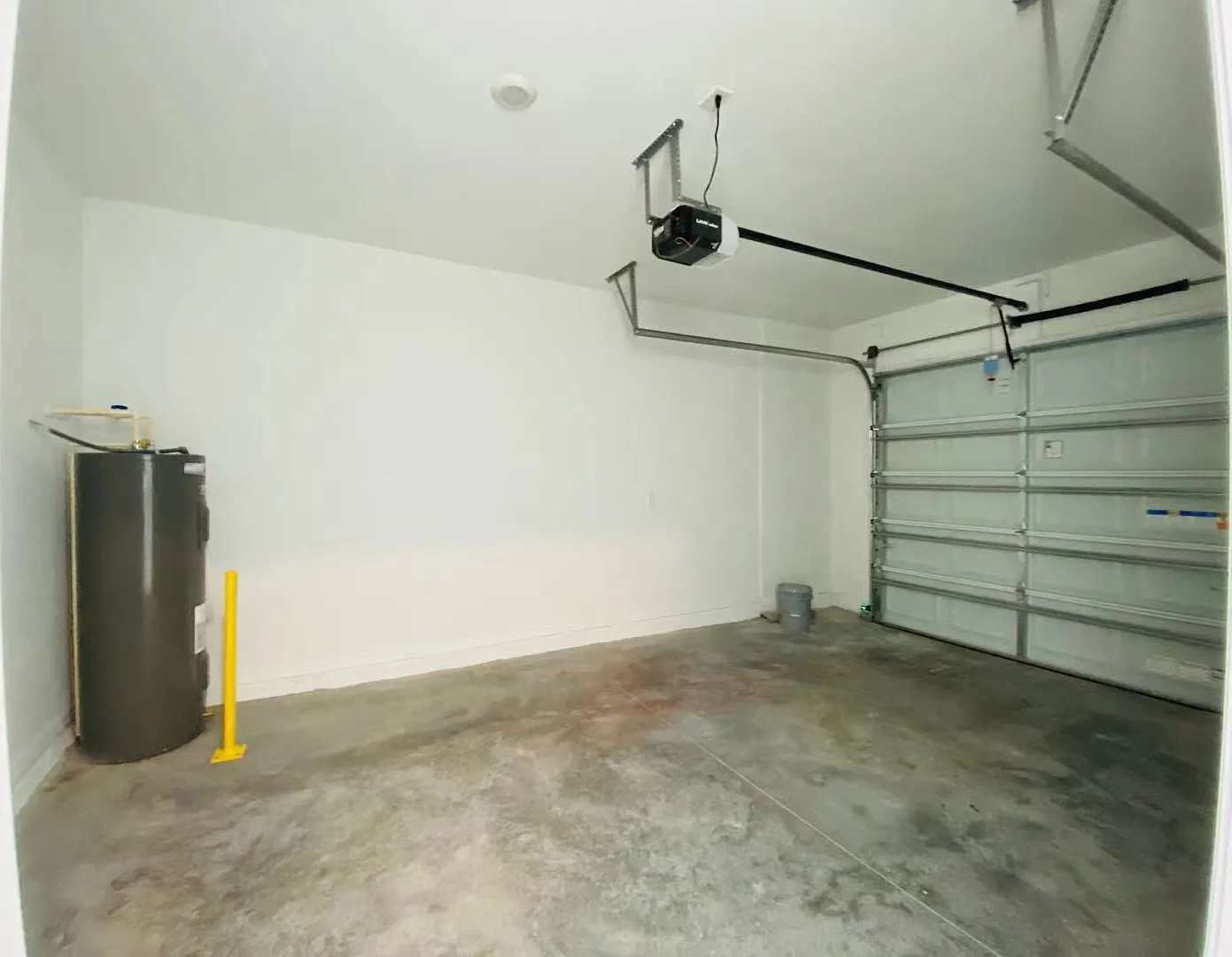 3 bed, 2.5 bath, 1924 sqft, $1,900 — Photo 4