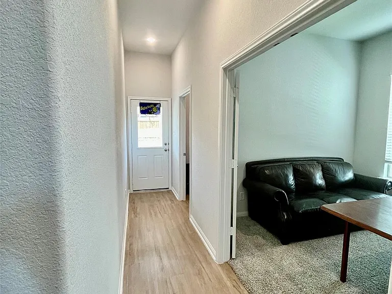 1055 Bluebonnet Trl — Photo 2