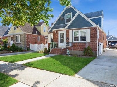84-40 259th Street, Floral Park, NY, 11001