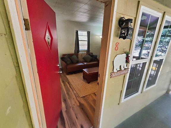 2nd image of 400 Columbine Blvd #8