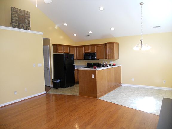 4th image of 601 Colonial Ct APT E