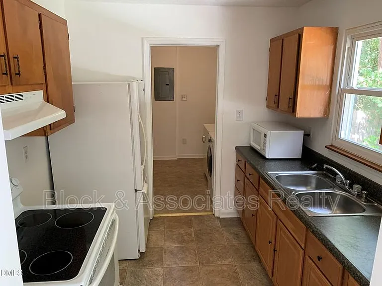 2600 Courier Ct — Photo 3