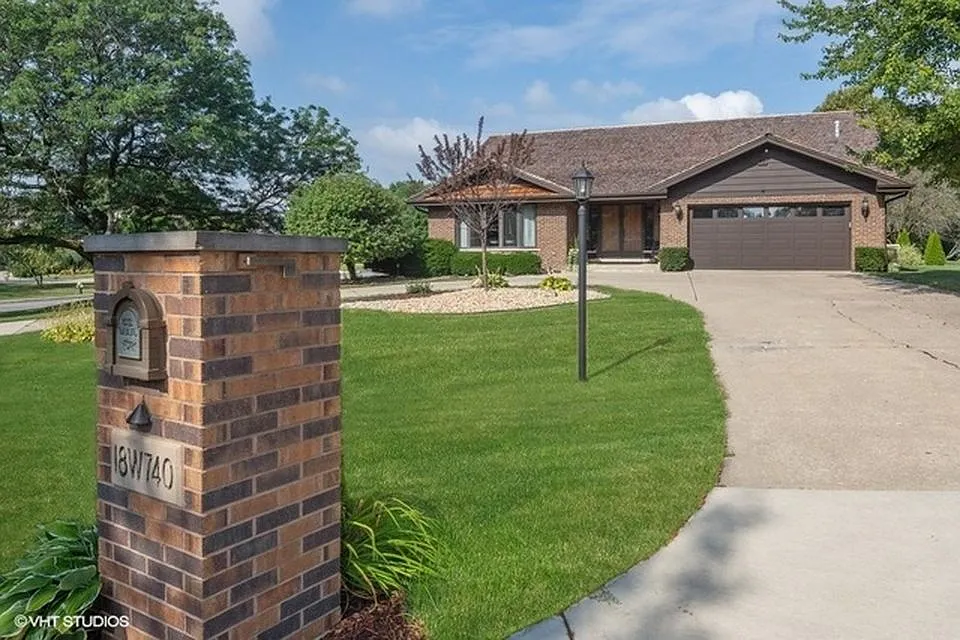 18W740 Avenue Chateaux N photo 1