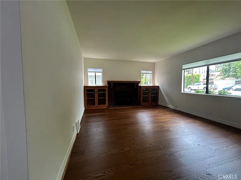 214 E Stocker St — Photo 2