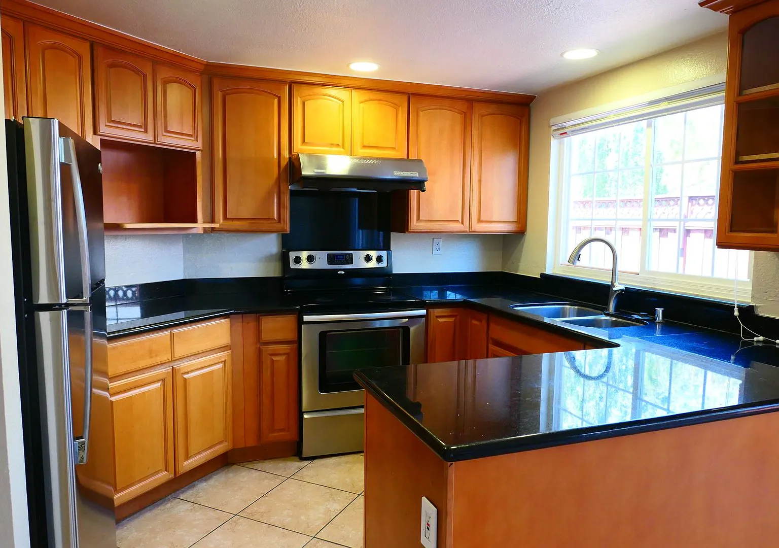 3bed/2 full bath + 1 office in the backyard. Single Family Home! — Photo 4