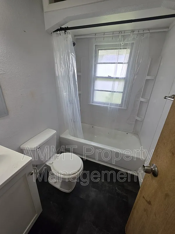 2 bed, 1.0 bath, $1,125 — Photo 4
