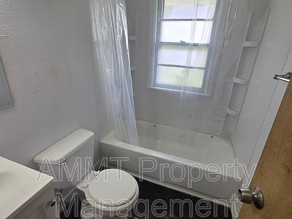 4th image of 349 22nd Ave SW