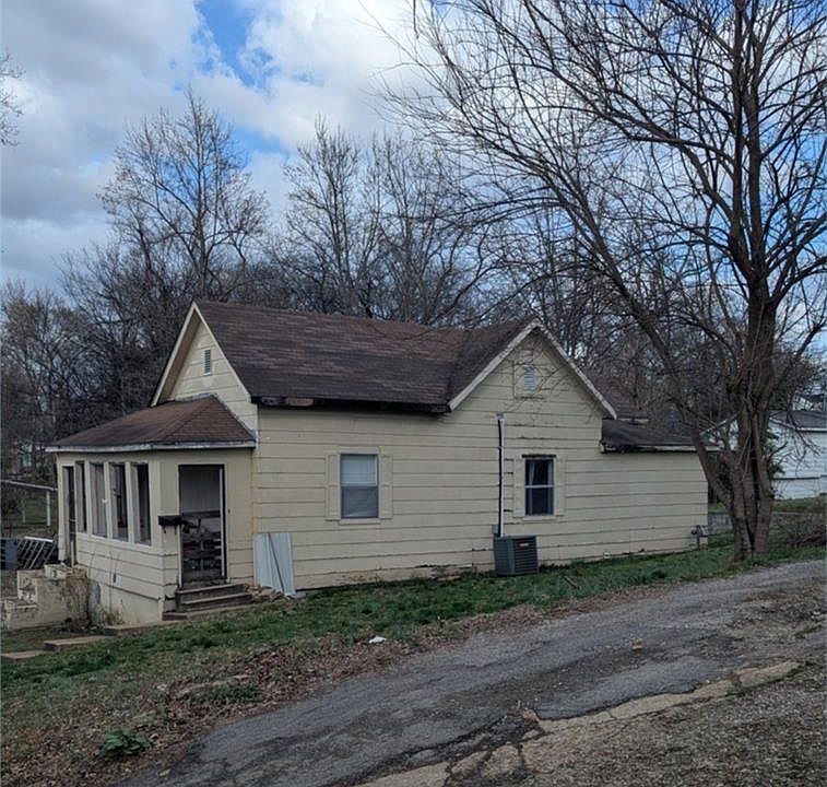 1st image of 716 N 11th St