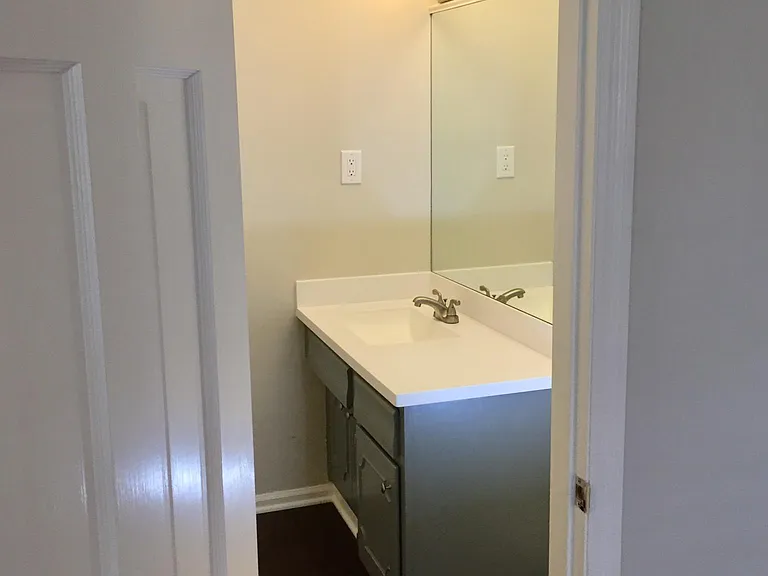 836 Surrey Ln — Photo 18