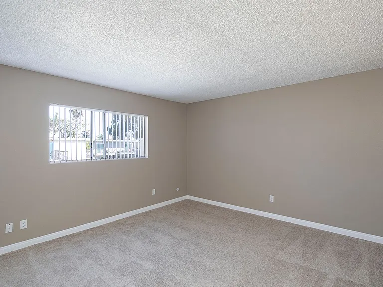 Royal Village Apartments — Photo 31