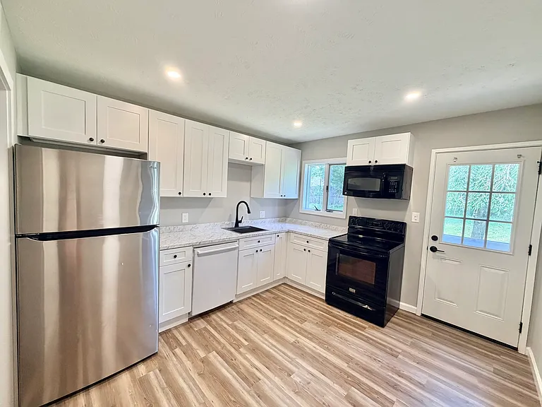 573 Hemlock Dr — Photo 4
