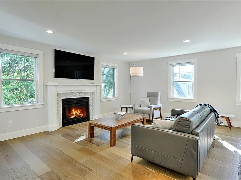 137 Rosebriar Ave — Photo 7