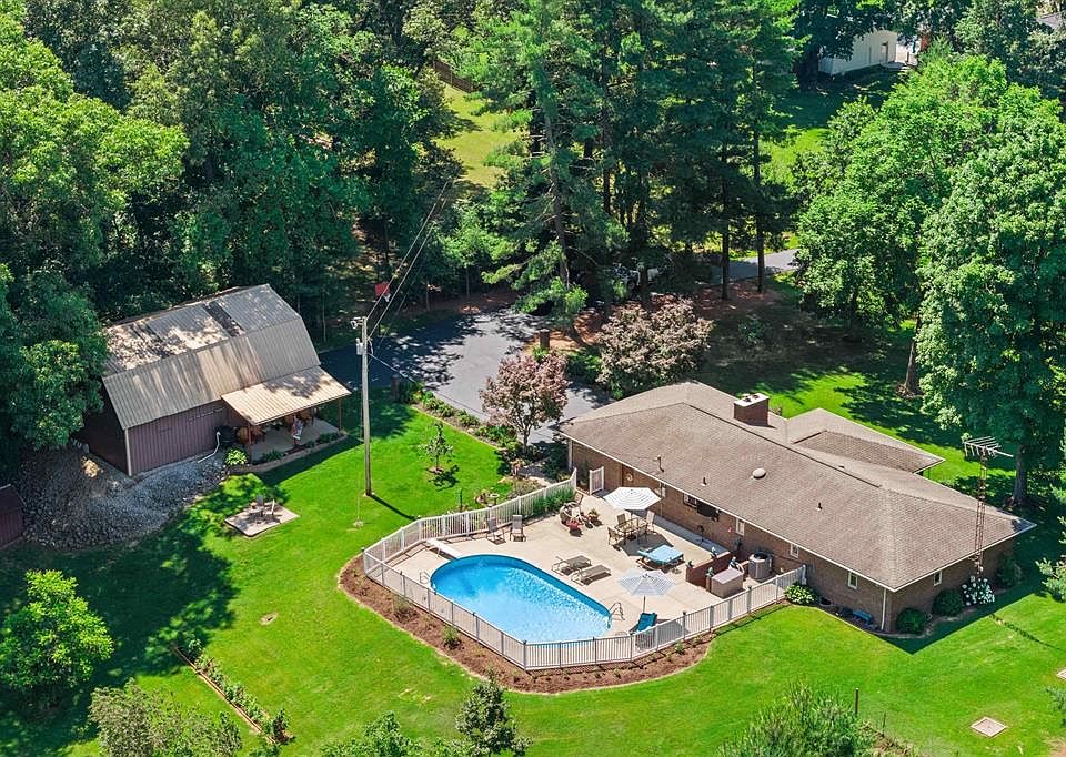 1st image of 4725 Pleasant Valley Rd