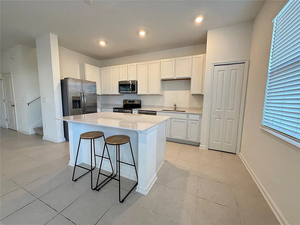 3 bed, 2.5 bath, 1689 sqft, $1,750 — Photo 3