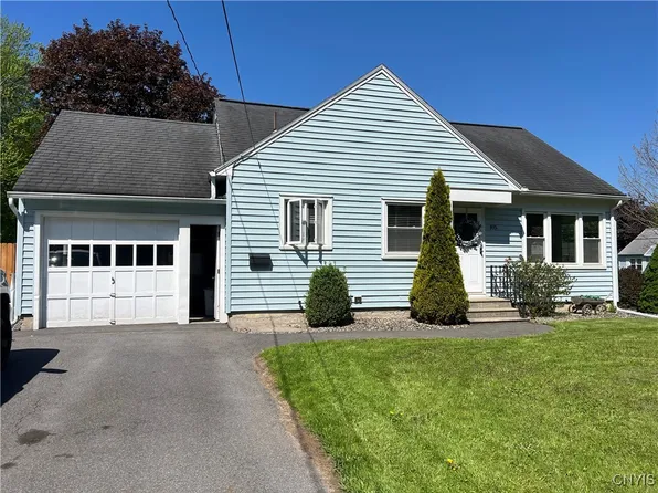 105 Woodland Dr, North Syracuse, NY 13212