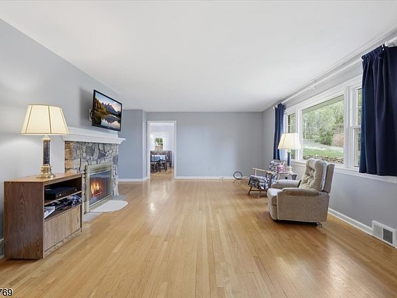 4th image of 9 Henderson Hill  Rd
