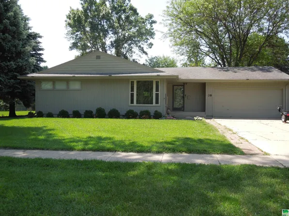 38 11th St SW, Le Mars, IA 51031