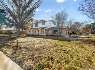 102 Country Ln, Castroville, TX 78009