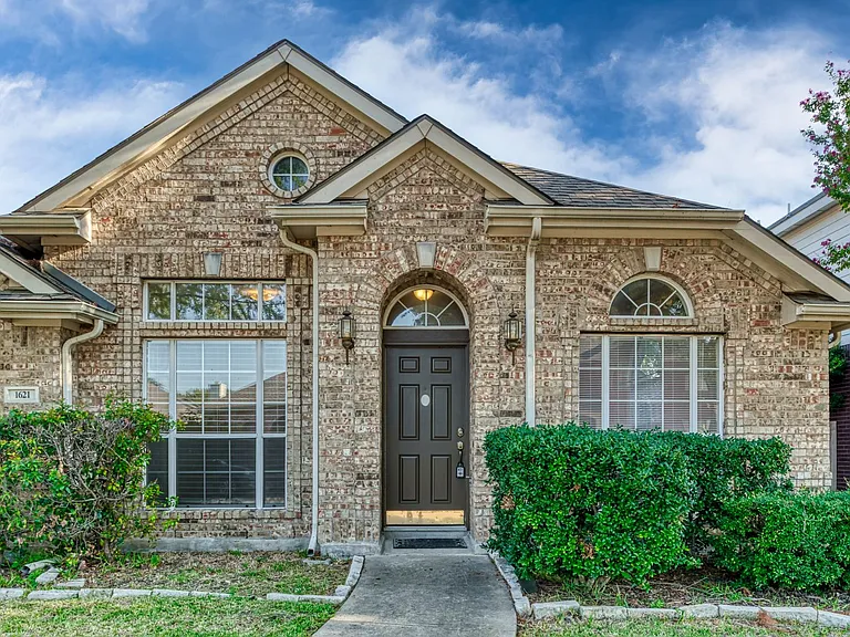1621 Oak Brook Ln — Photo 4