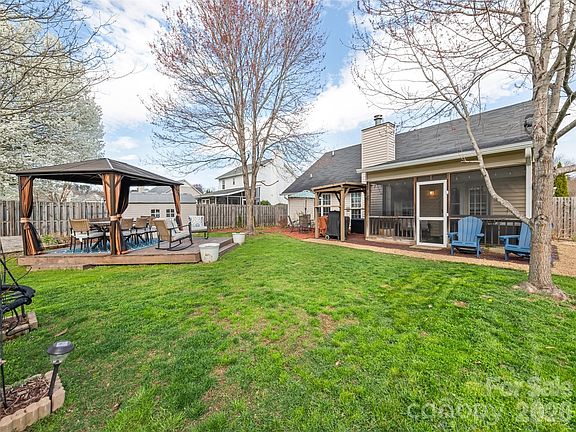 2nd image of 922 Woodhill Dr
