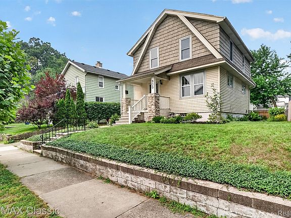 3rd image of 909 Fernwood Rd