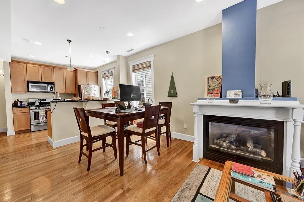 2 bed, 914 sqft, $4,350 — Photo 1