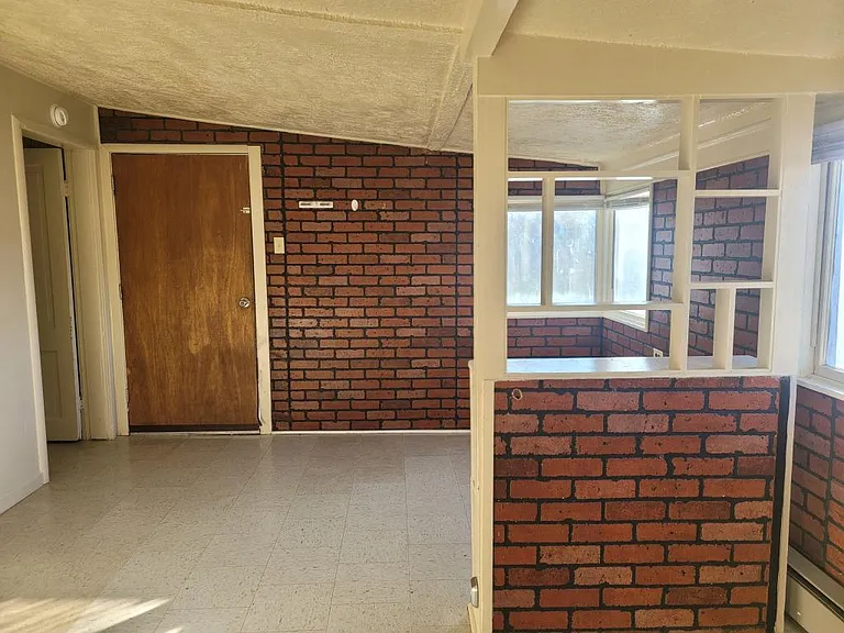 2415 Baker St — Photo 8