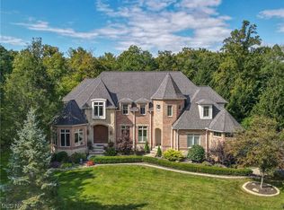 17420 Lookout Dr, Chagrin Falls, OH 44023