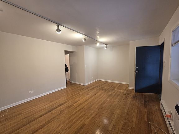 2nd image of 528 W Wellington Ave #105