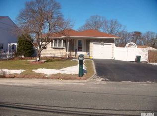15 5th St, Ronkonkoma, NY 11779
